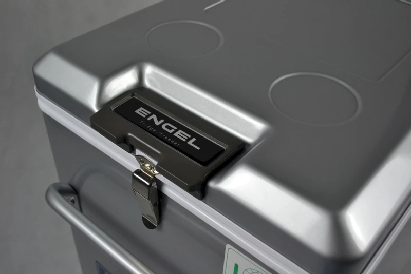 Engel MT45F-S compressor koelbox - 40 liter Engel MT45F-S Compressor Koelbox - 40 Liter -Buiten Kamperen Verkoop 1900 2849 mt45fs verschluss detail