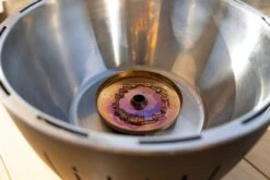 LotusGrill XL Hybrid Houtskoolbarbecue - Rood 2 LotusGrill XL Hybrid Houtskoolbarbecue - Rood -Buiten Kamperen Verkoop lotusgrill binnenkant pitje 3