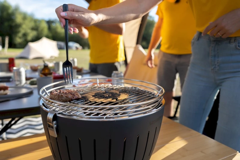 LotusGrill XL Hybrid houtskoolbarbecue - Rood LotusGrill XL Hybrid Houtskoolbarbecue - Rood -Buiten Kamperen Verkoop lotusgrill in gebruik hamburger 3